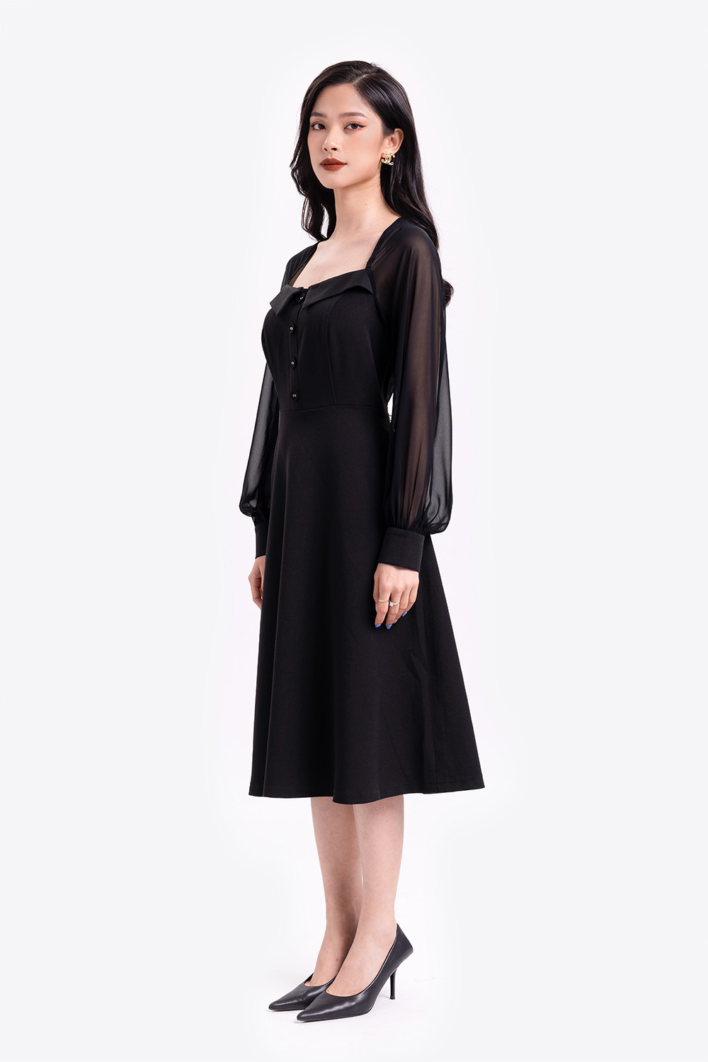 Đầm công sở dáng xòe màu đen phối nút 