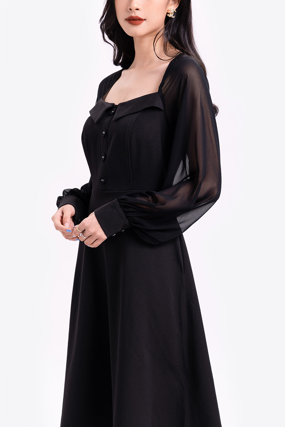 Đầm công sở dáng xòe màu đen phối nút 