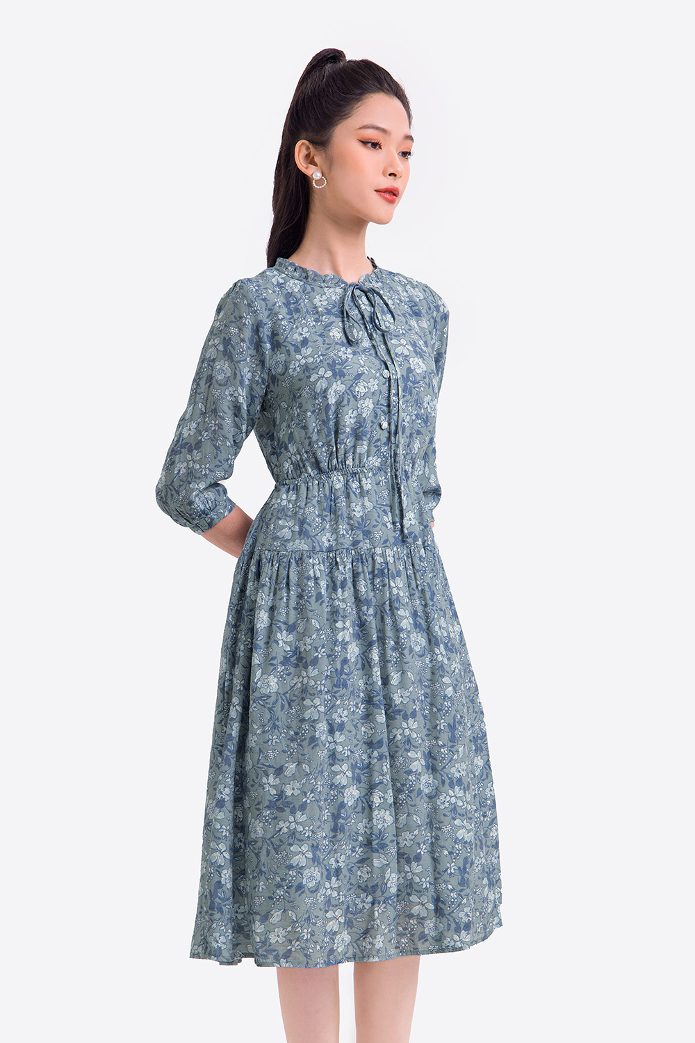 Đầm xòe hoa nhấn eo cổ viền bèo đính nơ 