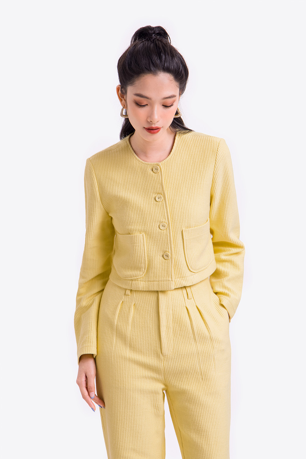 Áo khoác vàng cổ tròn phối túi 