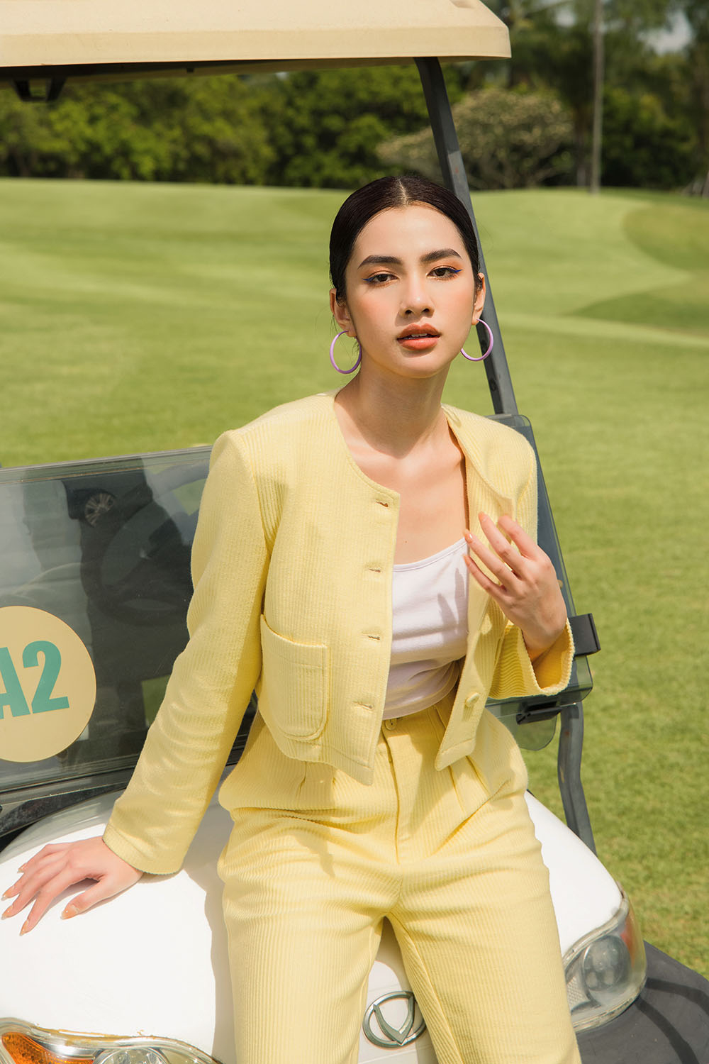 Áo khoác vàng cổ tròn phối túi 