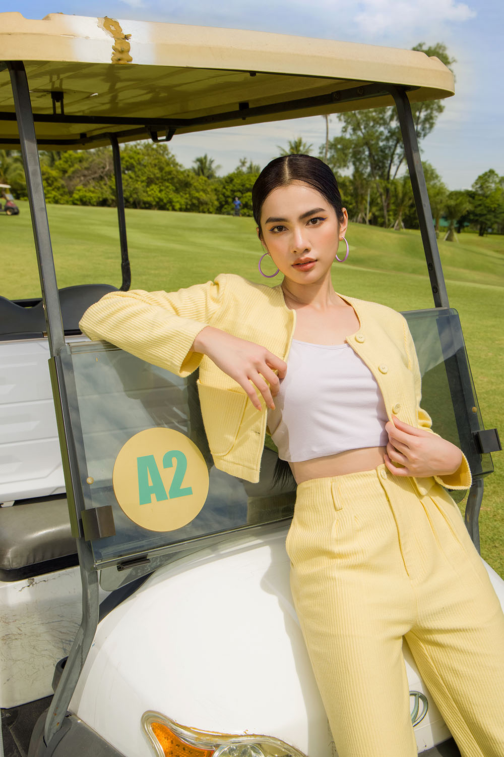 Áo khoác vàng cổ tròn phối túi 