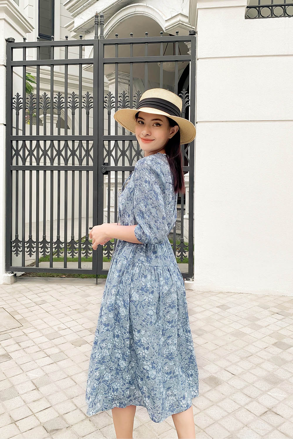 Đầm xòe hoa nhấn eo cổ viền bèo đính nơ 