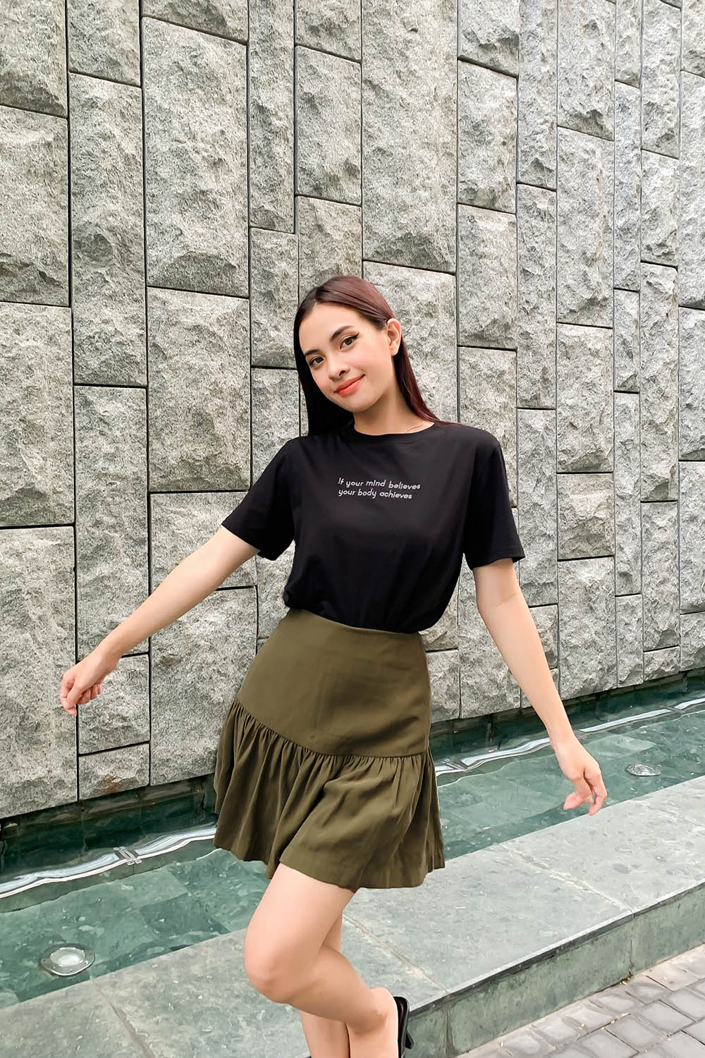 Áo thun nữ màu đen in chữ 