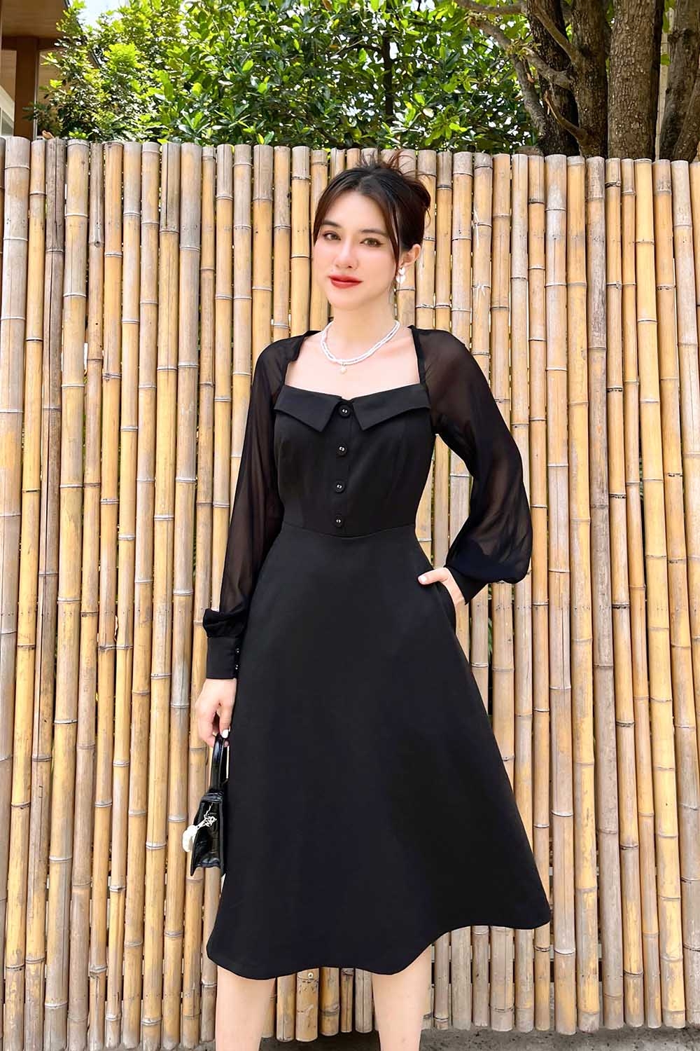 Đầm công sở dáng xòe màu đen phối nút 