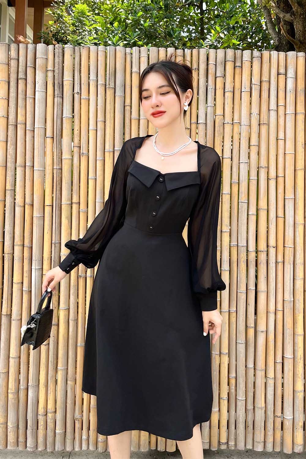 Đầm công sở dáng xòe màu đen phối nút 