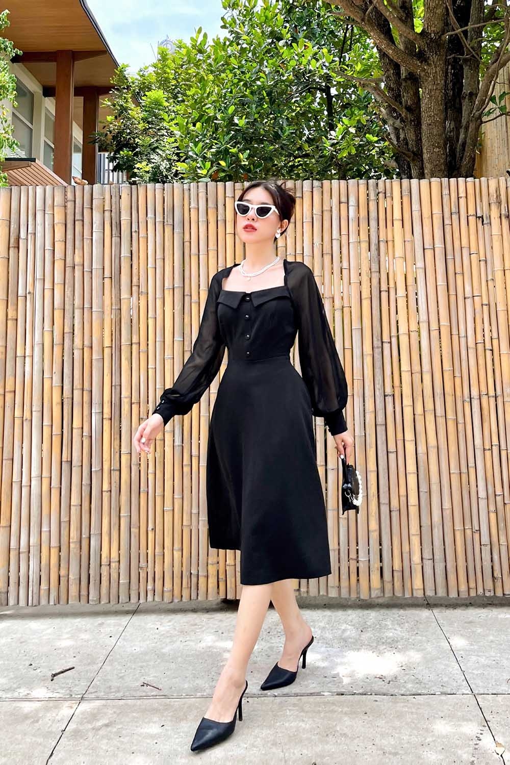 Đầm công sở dáng xòe màu đen phối nút 