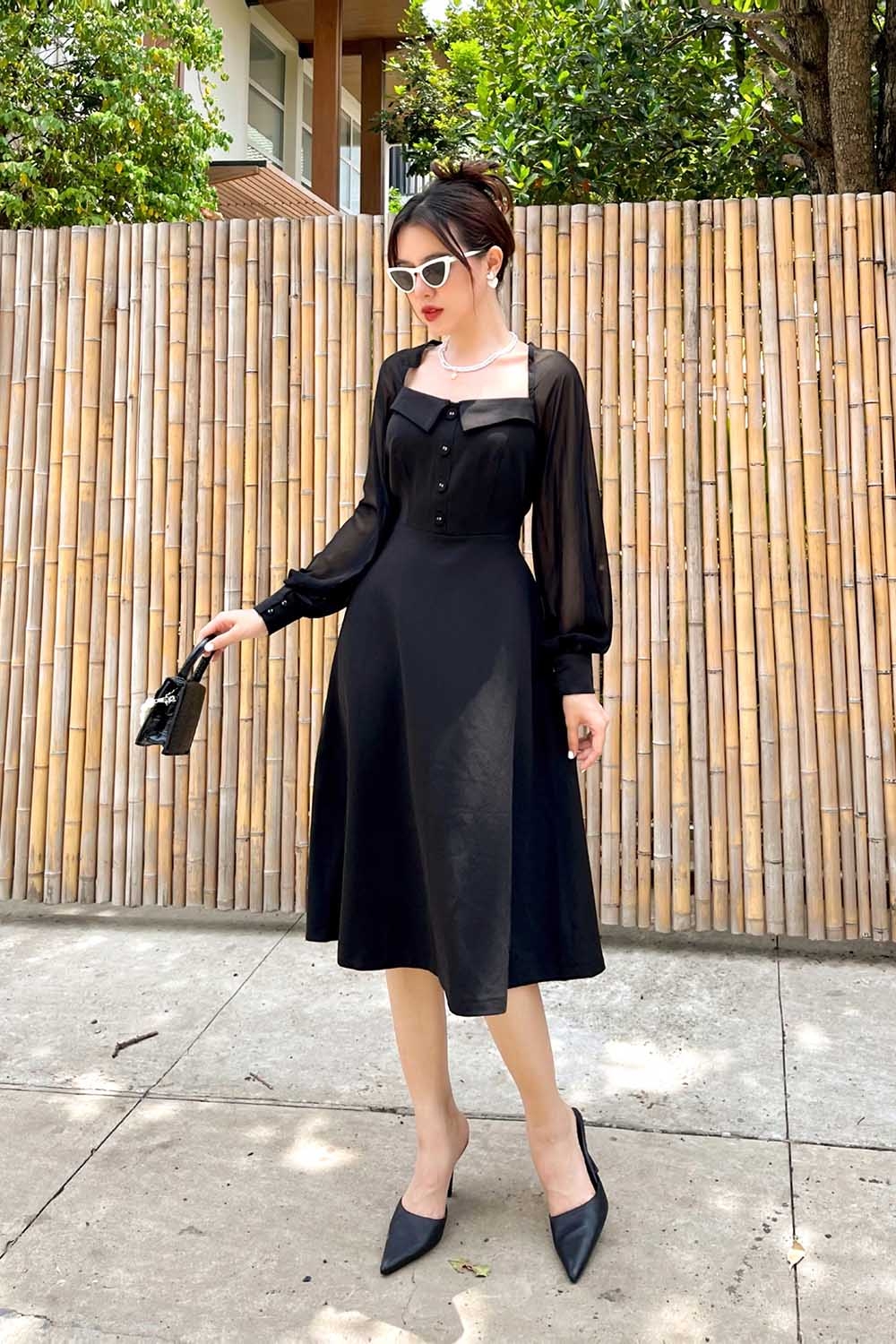 Đầm công sở dáng xòe màu đen phối nút 