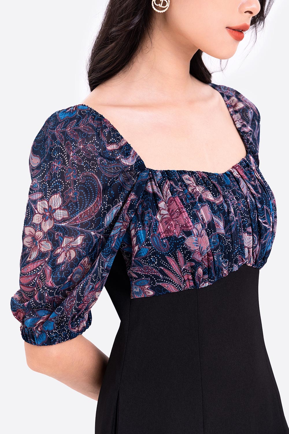 Đầm đen công sở phối hoa ngực xếp ly