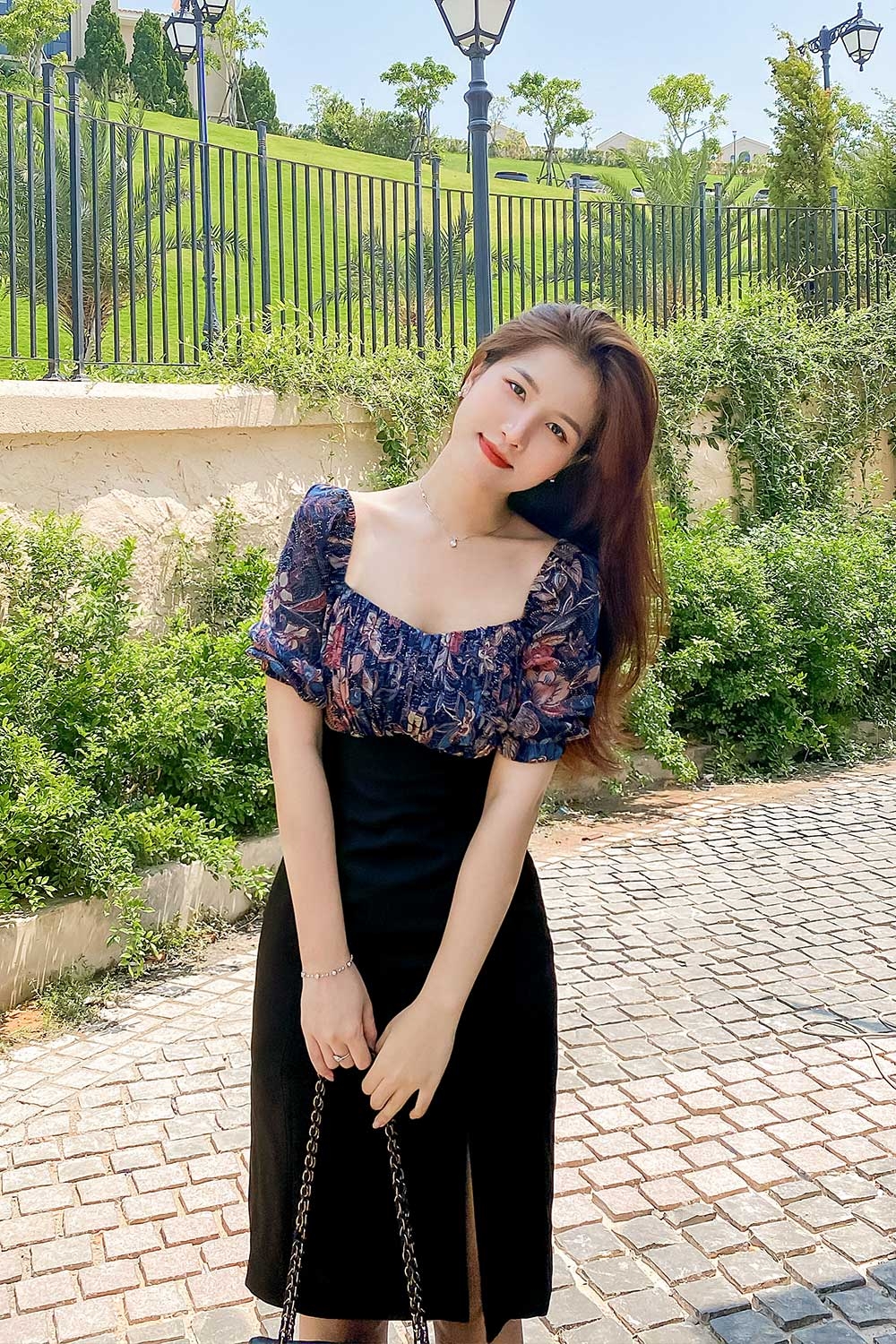 Đầm đen công sở phối hoa ngực xếp ly