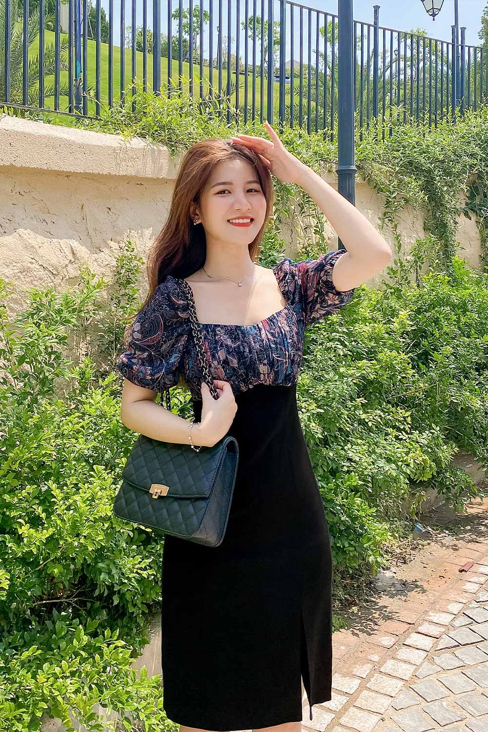 Đầm đen công sở phối hoa ngực xếp ly