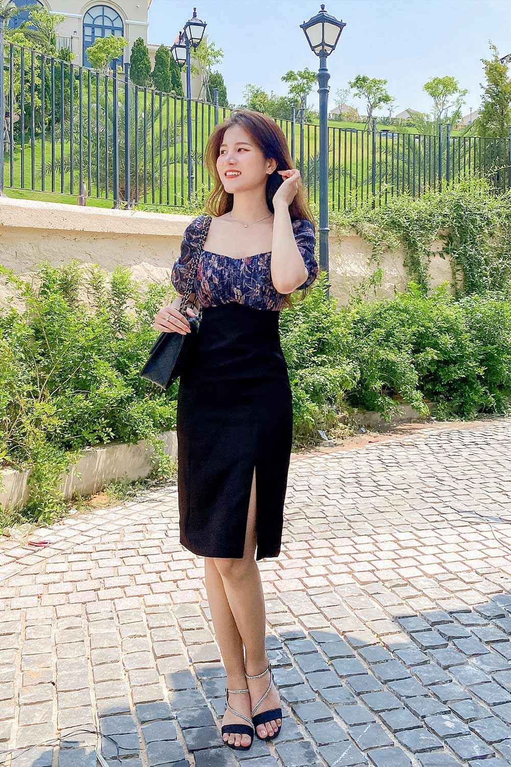 Đầm đen công sở phối hoa ngực xếp ly