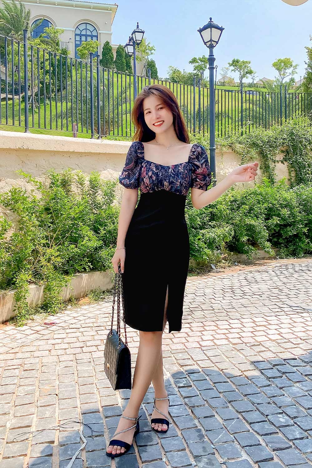 Đầm đen công sở phối hoa ngực xếp ly