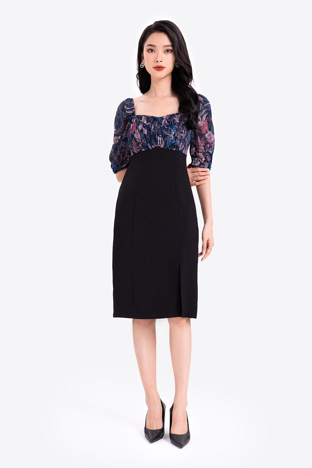 Đầm đen công sở phối hoa ngực xếp ly