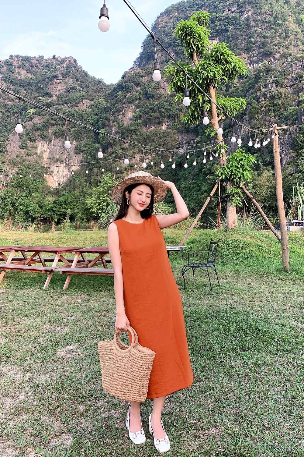 Đầm suông sát nách cách điệu sau lưng 