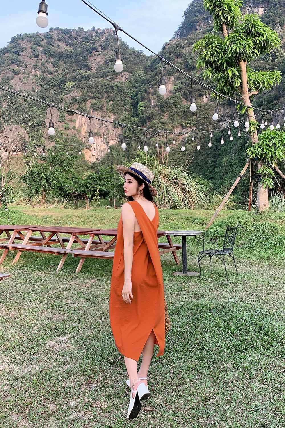 Đầm suông sát nách cách điệu sau lưng 