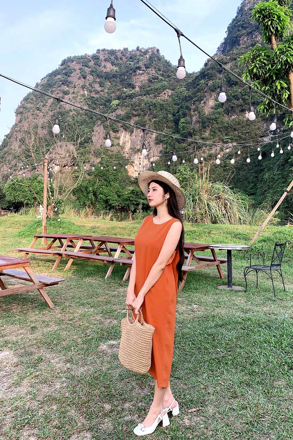 Đầm suông sát nách cách điệu sau lưng 