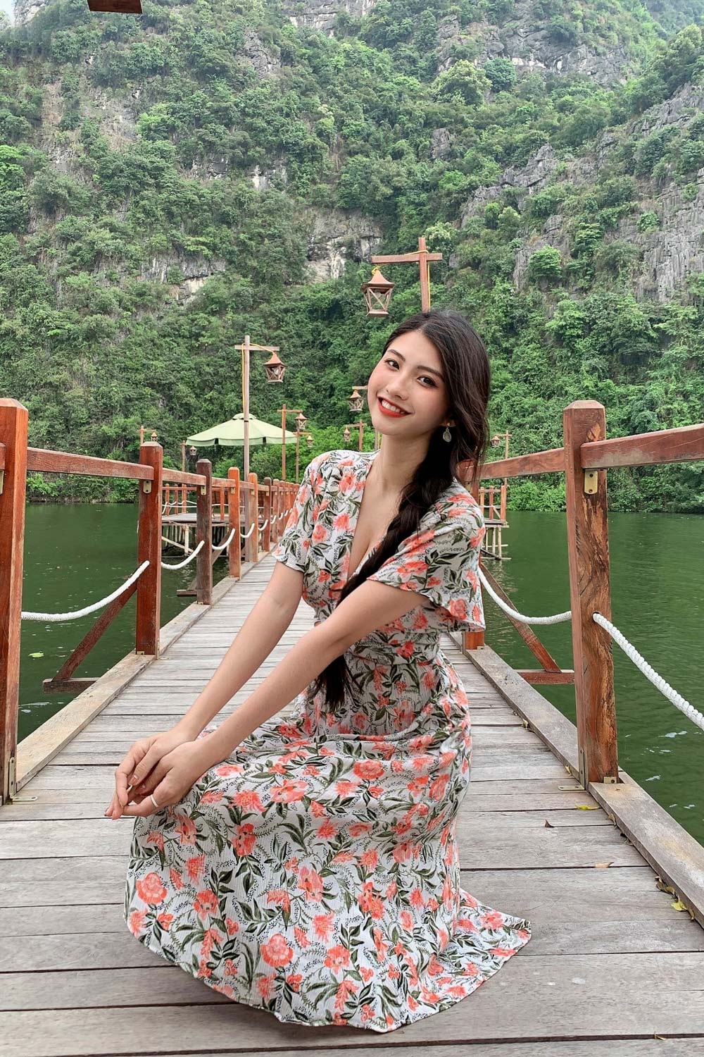 Đầm hoa dáng chữ A cổ V 