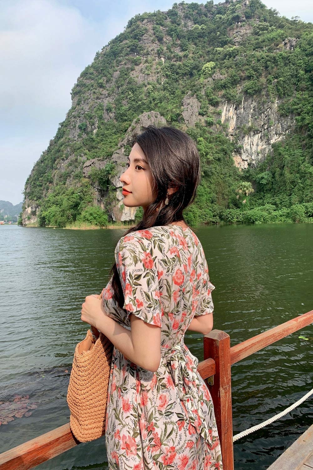 Đầm hoa dáng chữ A cổ V 