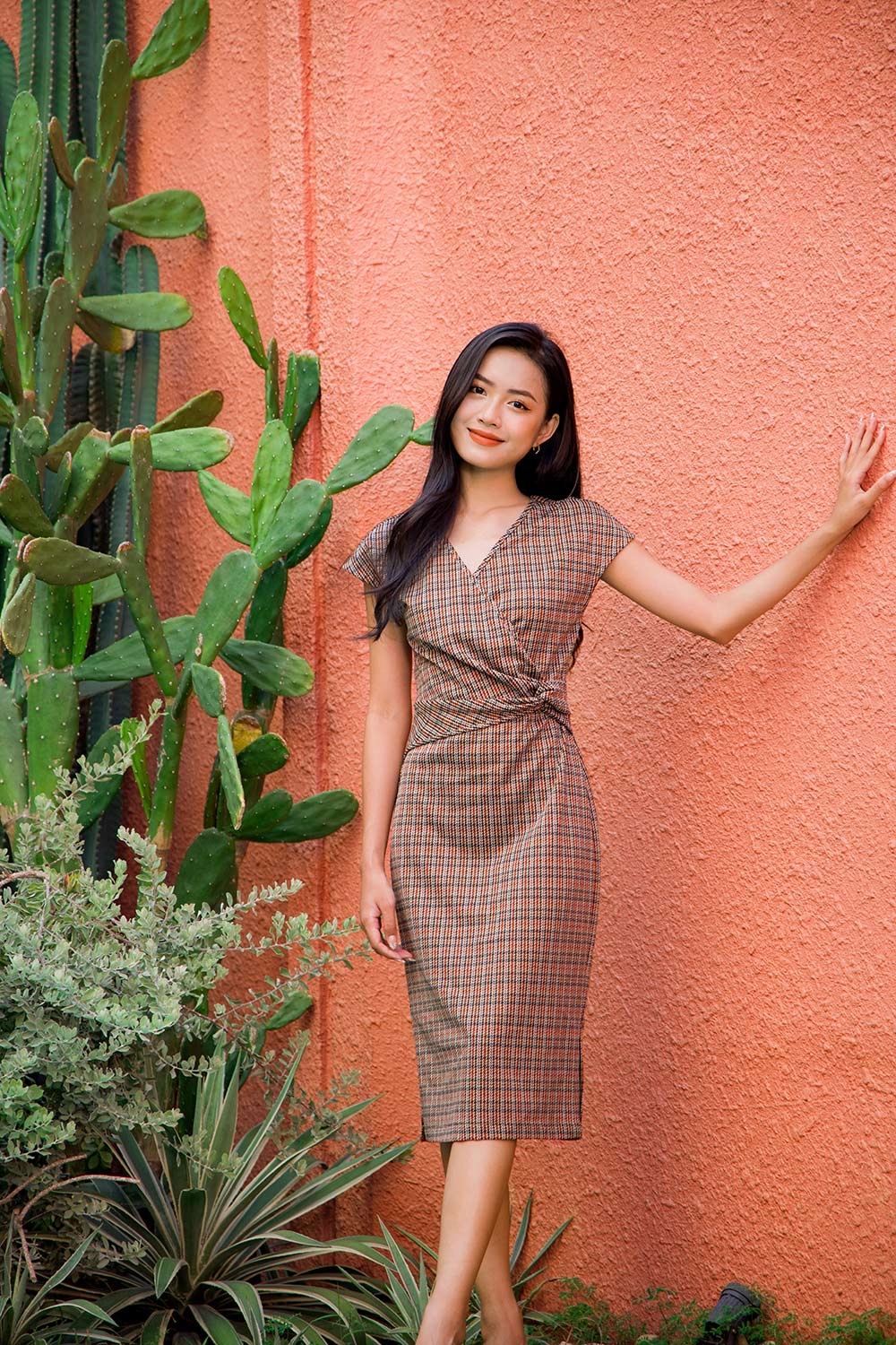 Đầm ôm công sở họa tiết xoắn eo 