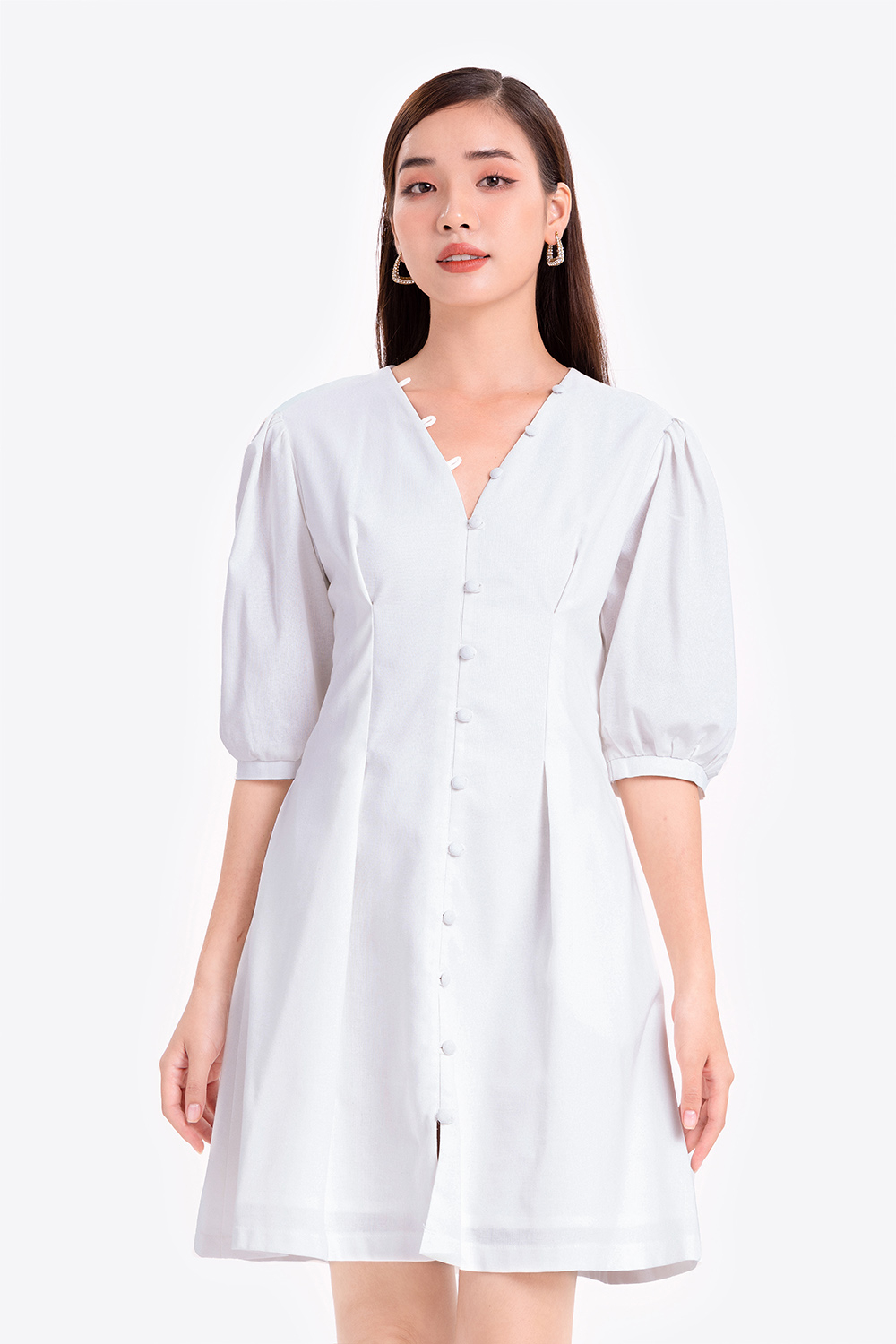 Đầm trắng chữ A cổ V đính cúc 