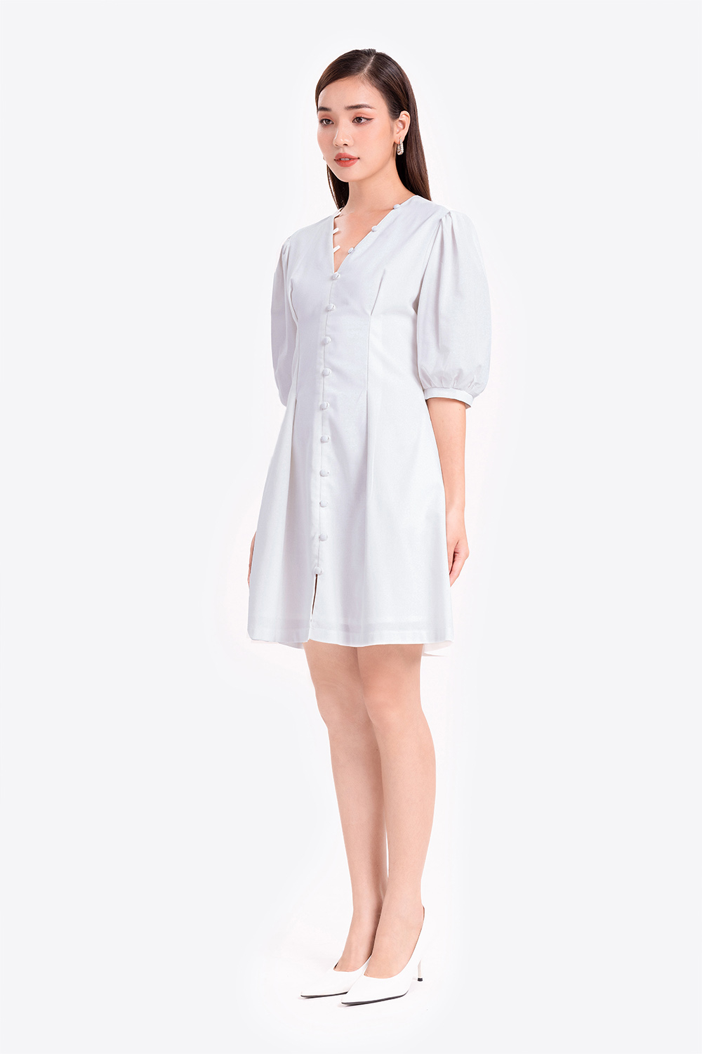 Đầm trắng chữ A cổ V đính cúc 