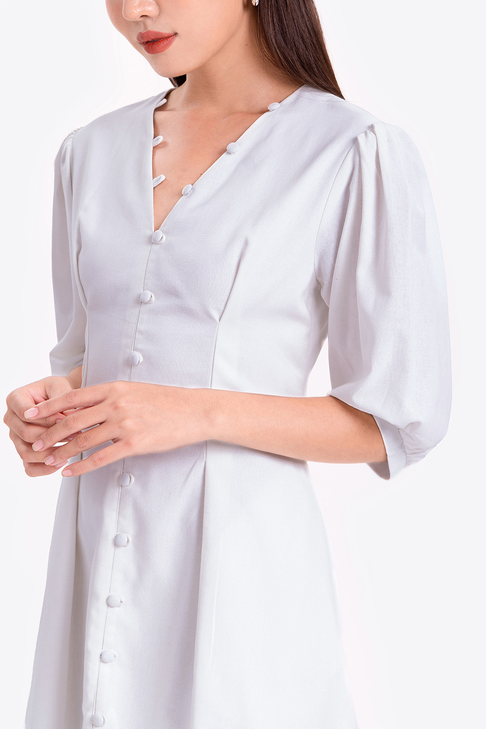 Đầm trắng chữ A cổ V đính cúc 