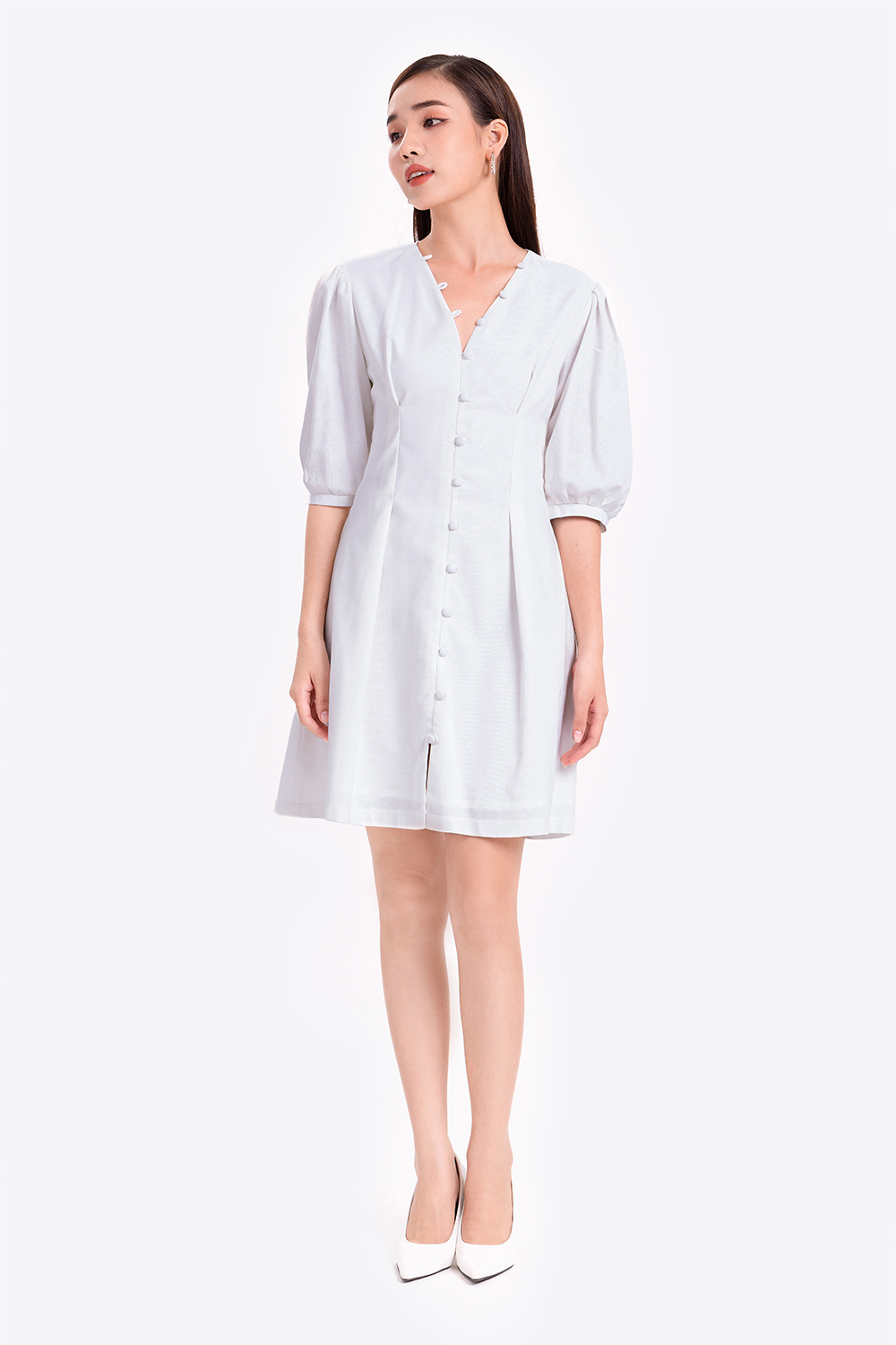 Đầm trắng chữ A cổ V đính cúc 