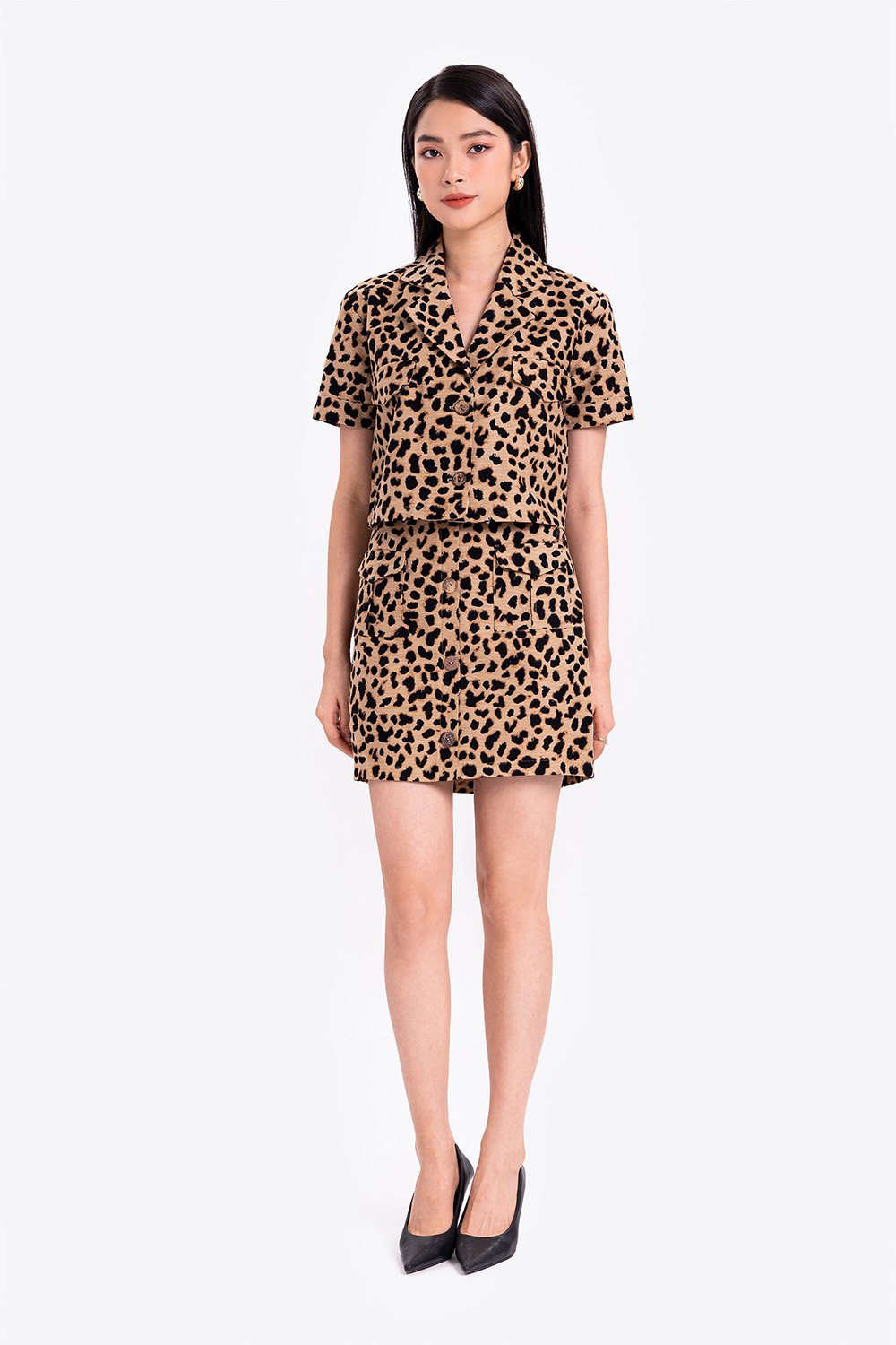 Áo sơ mi croptop họa tiết da beo 