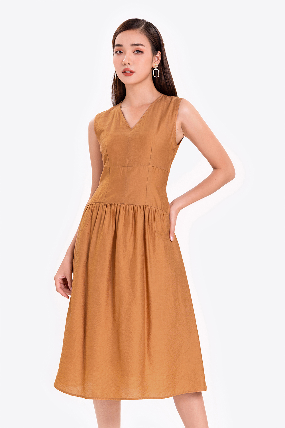 Đầm midi dáng xòe sát nách 