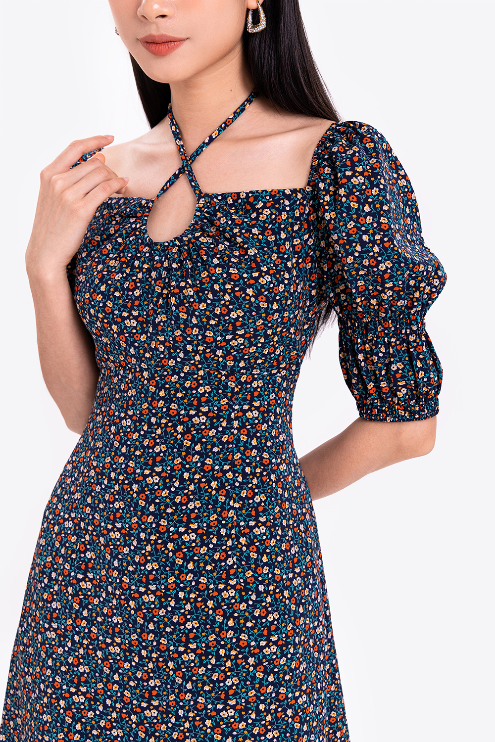 Đầm xòe hoa nhí cổ thắt nơ cách điệu 