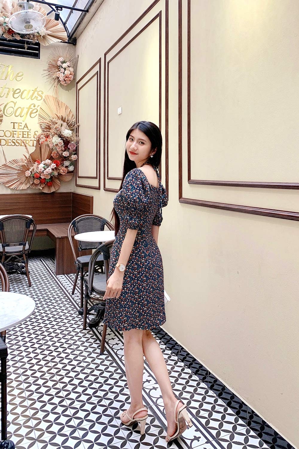 Đầm xòe hoa nhí cổ thắt nơ cách điệu 