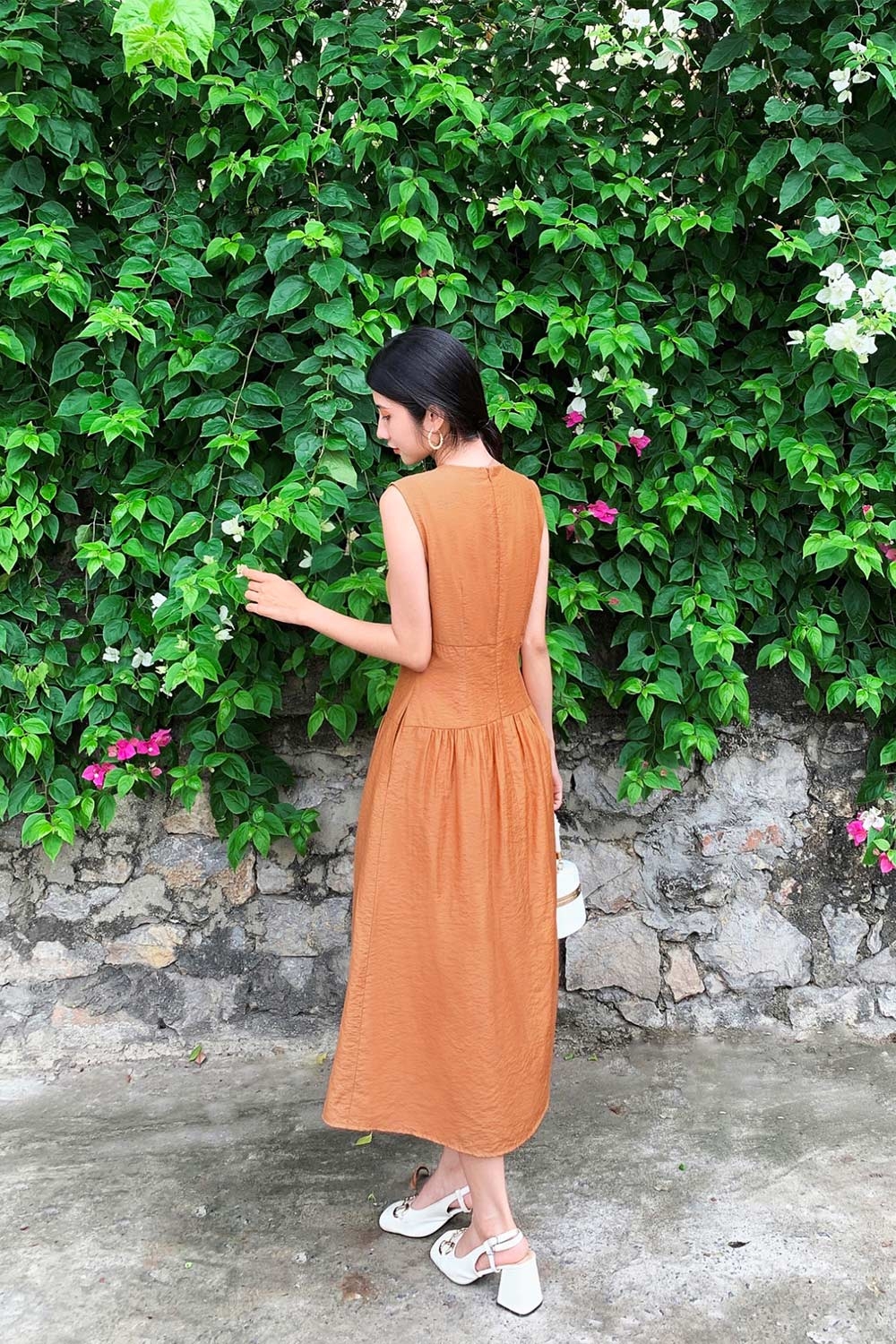 Đầm midi dáng xòe sát nách 