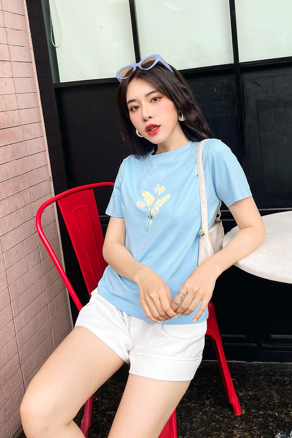 Áo thun nữ trơn màu in hoa đơn giản 