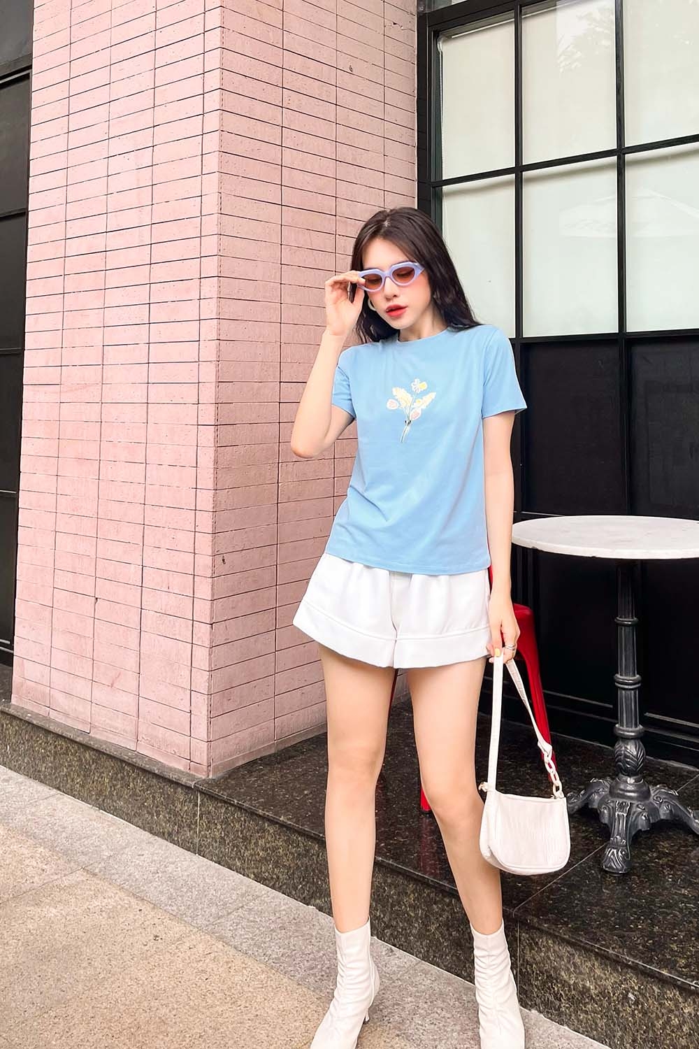 Áo thun nữ trơn màu in hoa đơn giản 