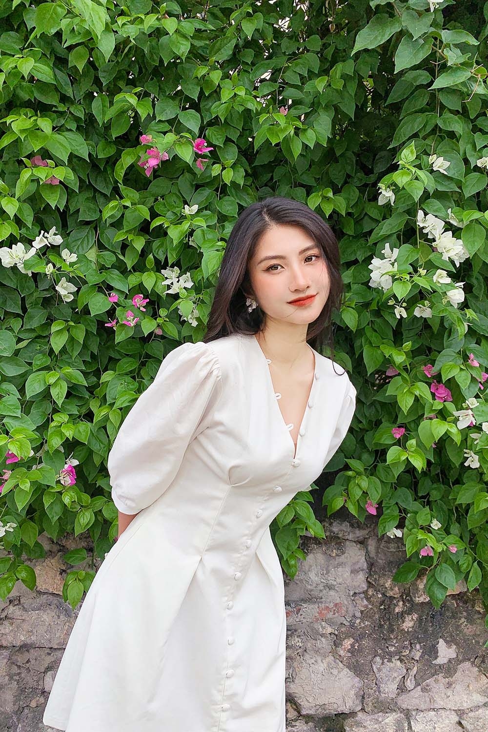 Đầm trắng chữ A cổ V đính cúc 