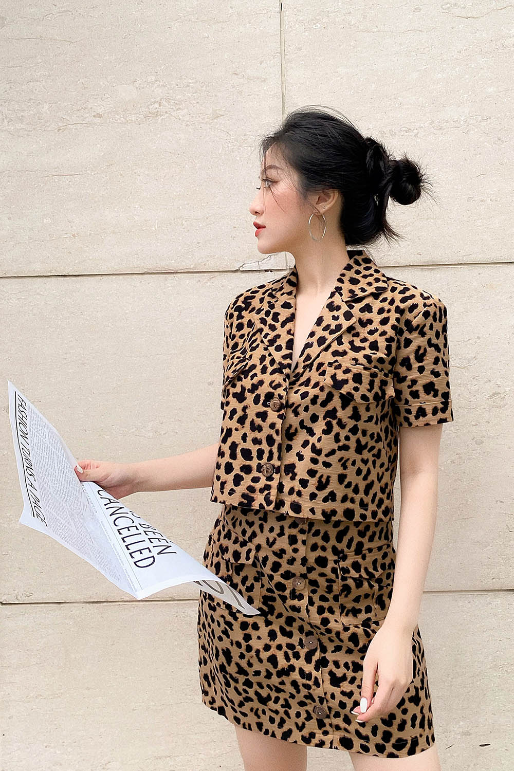 Áo sơ mi croptop họa tiết da beo 