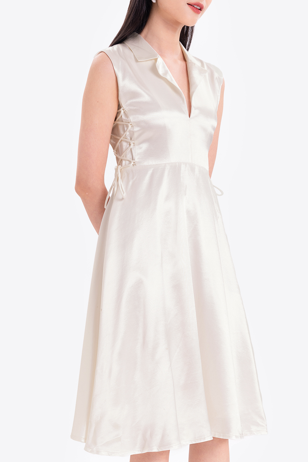 Đầm trắng dự tiệc dáng xòe không tay