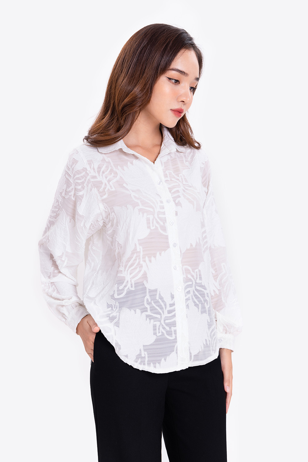 Áo sơ mi trắng in họa tiết nổi xuyên thấu
