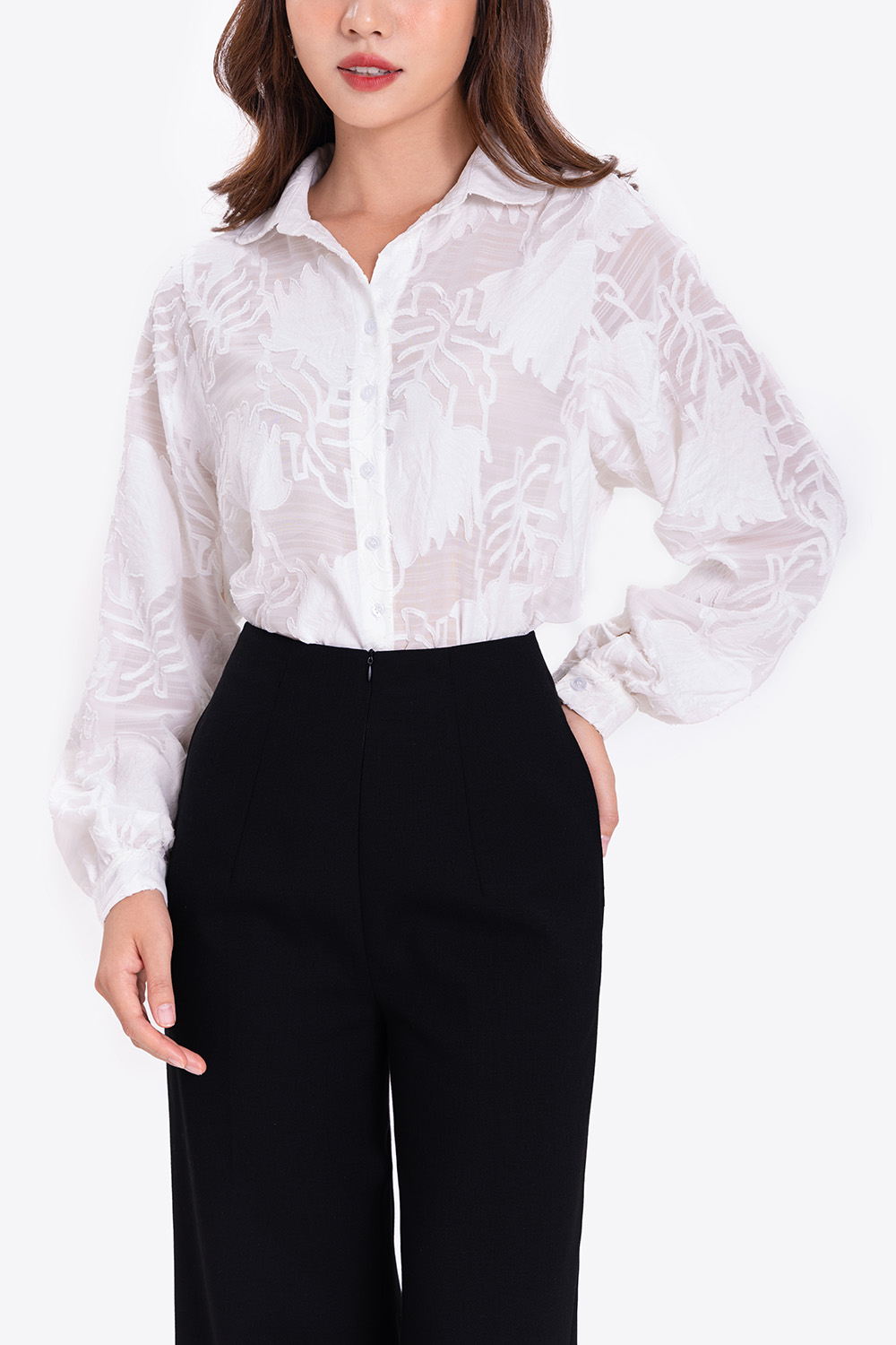 Áo sơ mi trắng in họa tiết nổi xuyên thấu