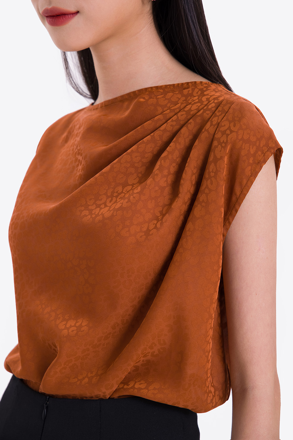 Áo kiểu nữ xếp ly một bên vai 