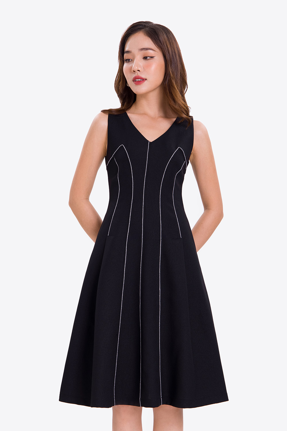 Đầm đen dáng xòe phối chỉ trắng 