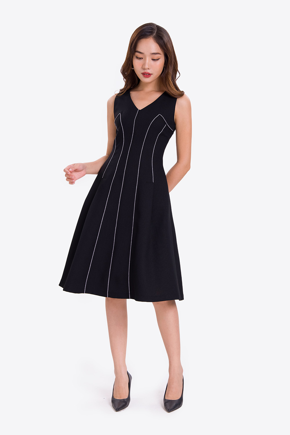 Đầm đen dáng xòe phối chỉ trắng 