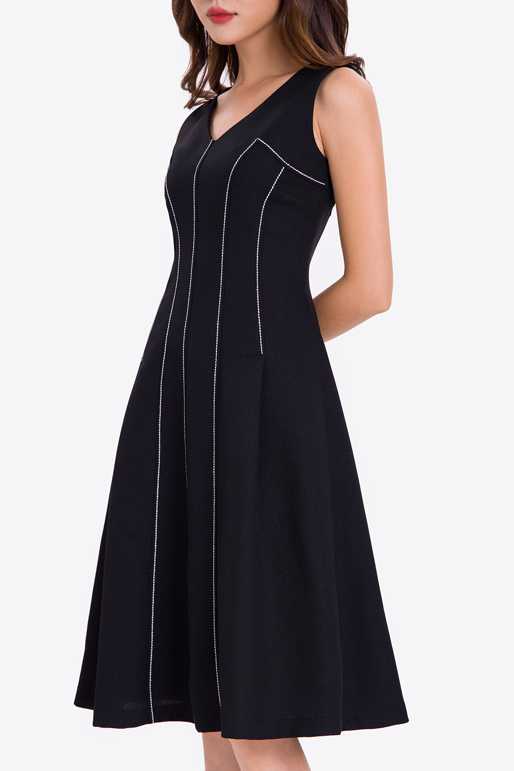 Đầm đen dáng xòe phối chỉ trắng 