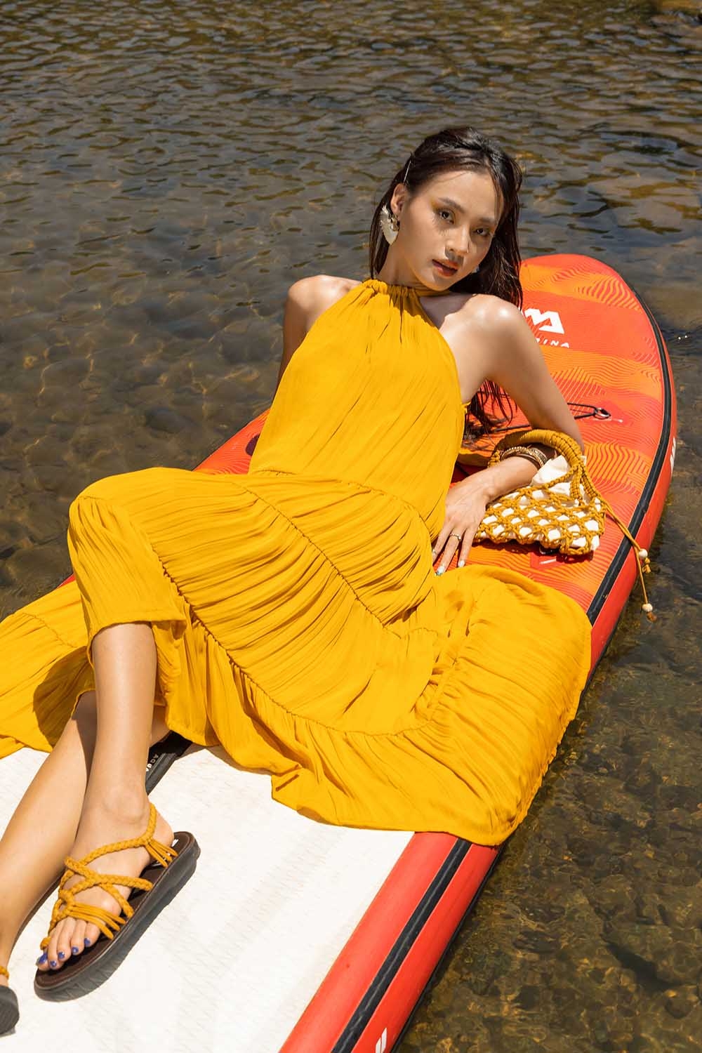 Đầm maxi cổ yếm phối nơ phía sau 