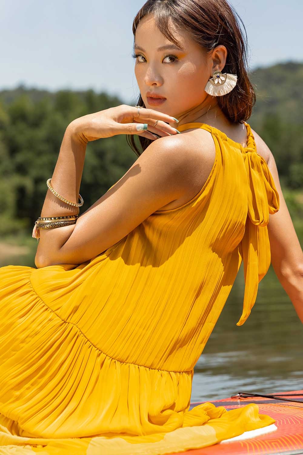 Đầm maxi cổ yếm phối nơ phía sau 