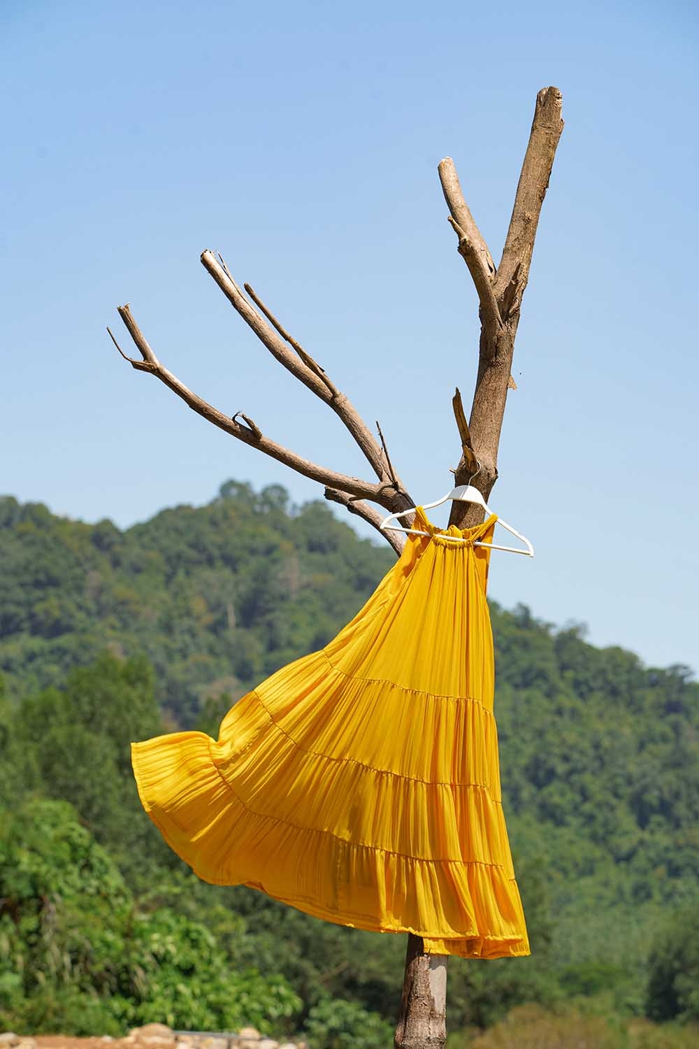 Đầm maxi cổ yếm phối nơ phía sau 