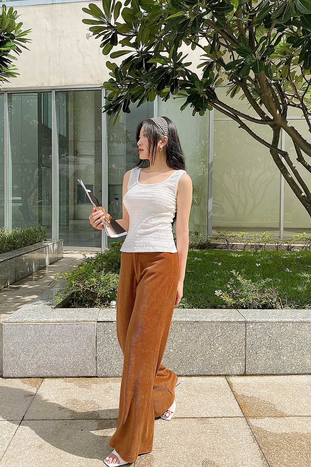 Áo thun trắng hai dây 