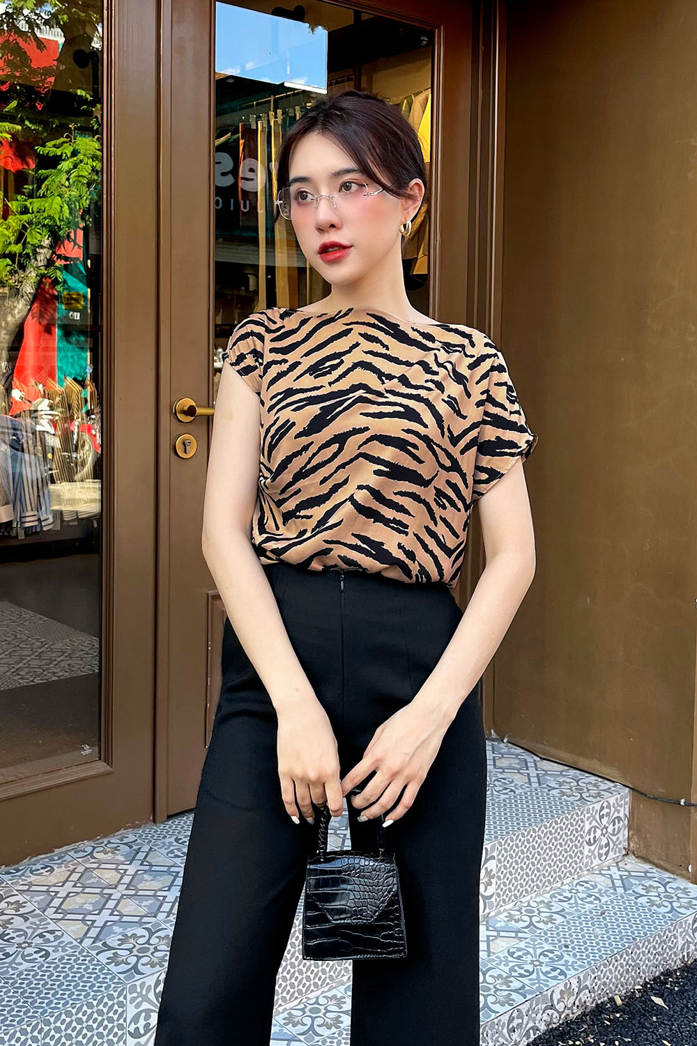 Áo kiểu họa tiết da beo tay cánh dơi 