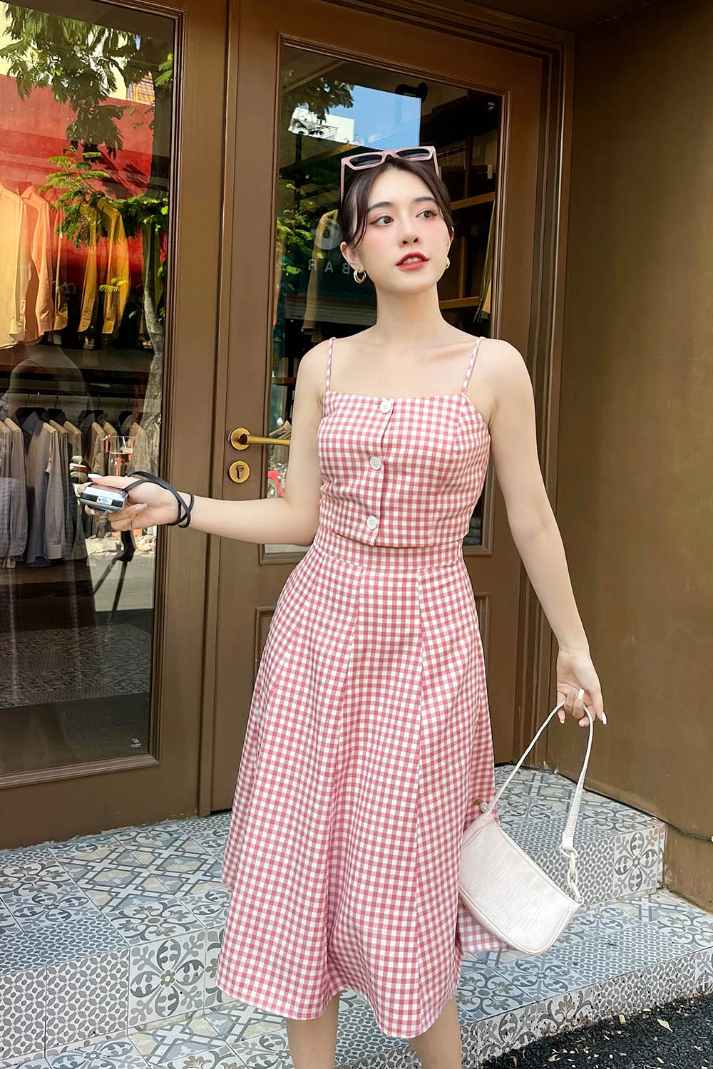 Áo croptop hai dây họa tiết caro 